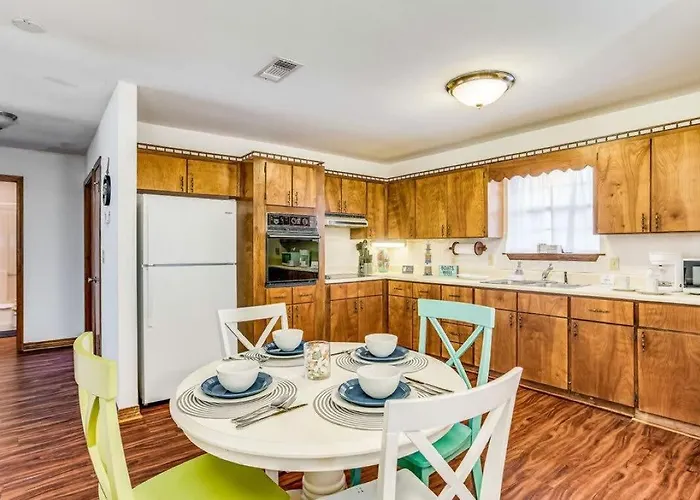 Brilliant In Bellview-back Unit-- Mins To Nas Pensacola, Beach, Shopping Holiday home *