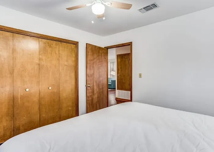 Brilliant In Bellview-back Unit-- Mins To Nas Pensacola, Beach, Shopping