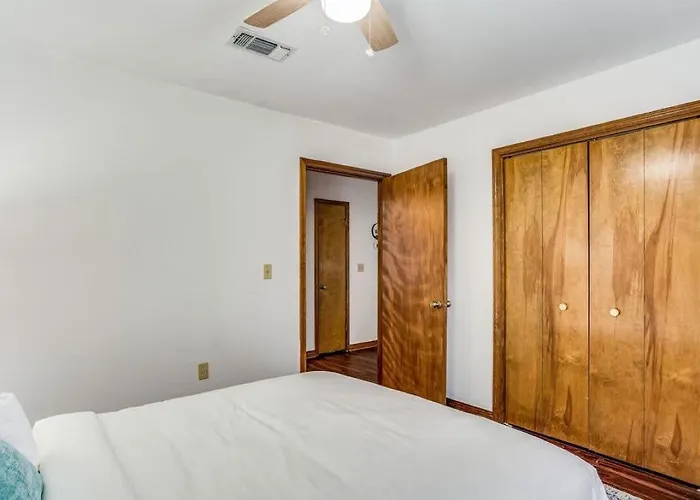 Brilliant In Bellview-back Unit-- Mins To Nas Pensacola, Beach, Shopping Holiday home