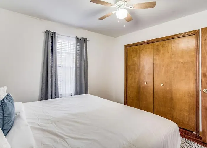 Brilliant In Bellview-back Unit-- Mins To Nas Pensacola, Beach, Shopping