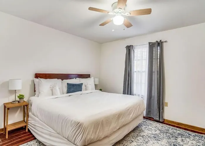 Brilliant In Bellview-back Unit-- Mins To Nas Pensacola, Beach, Shopping Holiday home Pensacola