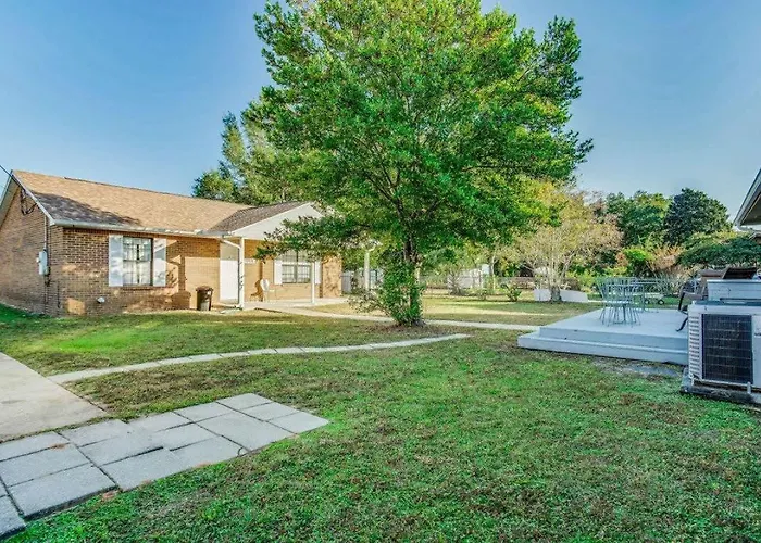 Brilliant In Bellview-back Unit-- Mins To Nas Pensacola, Beach, Shopping Holiday home *