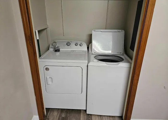 Brilliant In Bellview-back Unit-- Mins To Nas Pensacola, Beach, Shopping Holiday home *