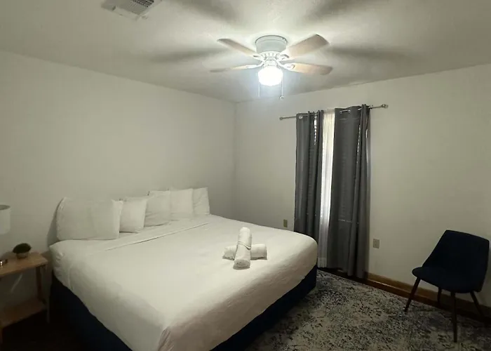 Holiday home Brilliant In Bellview-back Unit-- Mins To Nas Pensacola, Beach, Shopping *
