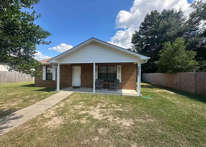 Brilliant In Bellview-back Unit-- Mins To Nas Pensacola, Beach, Shopping *